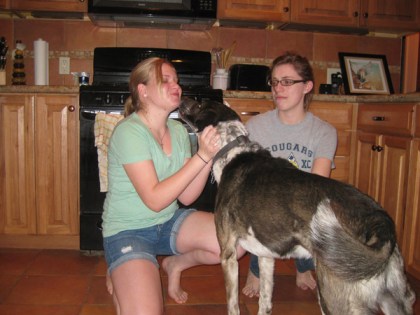 Bongo kissing a cute girl